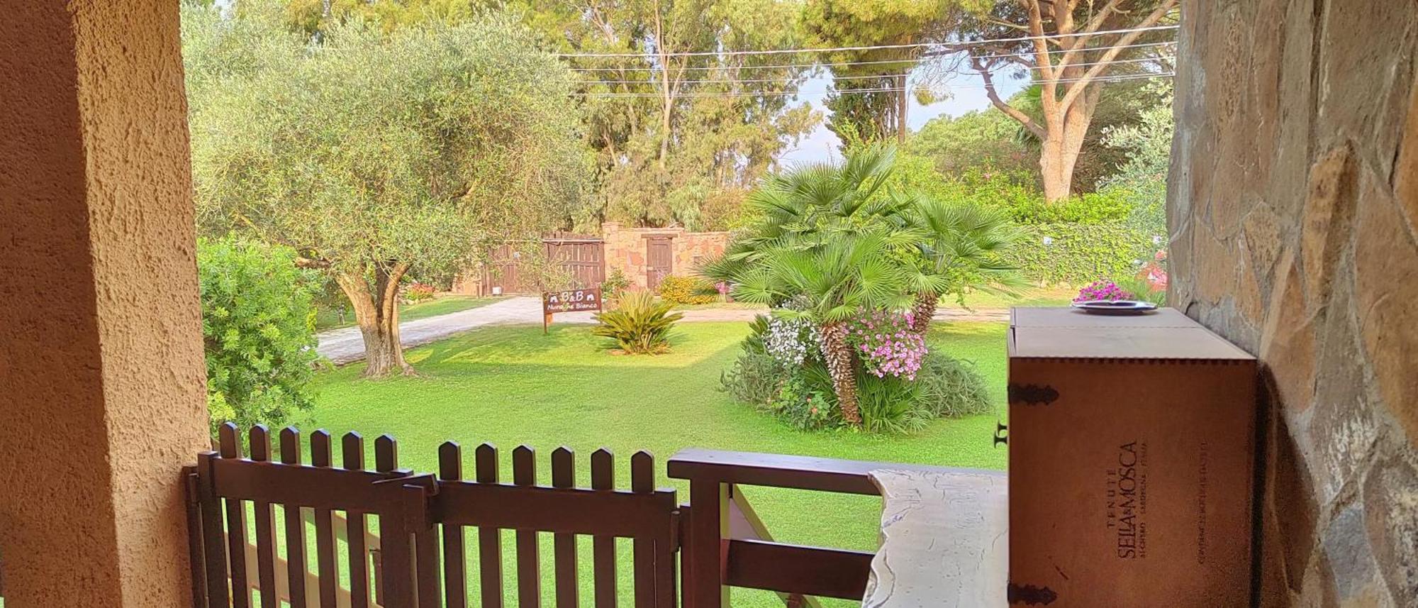 Nuraghe Bianco Bed & Breakfast Santa Maria la Palma Luaran gambar